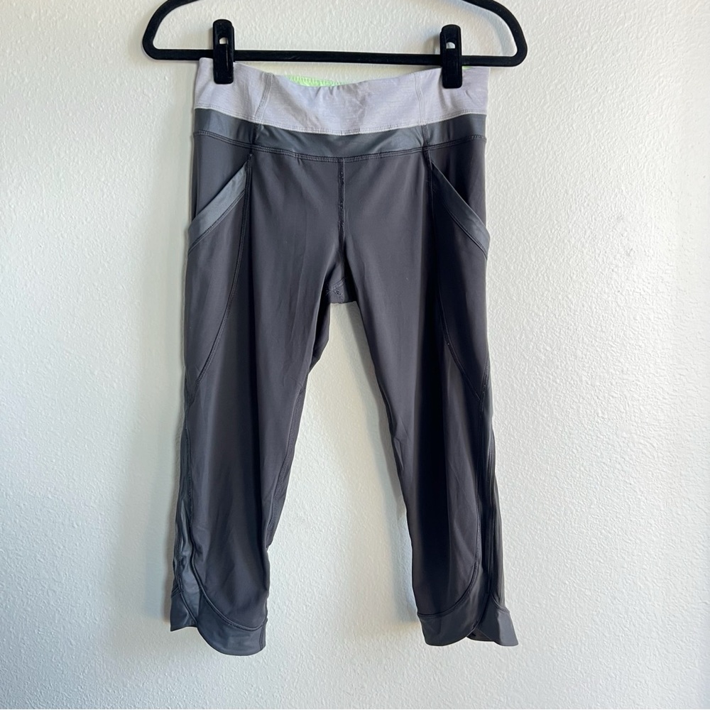lululemon • grey workout cropped leggings w satin trim & green accents • 6